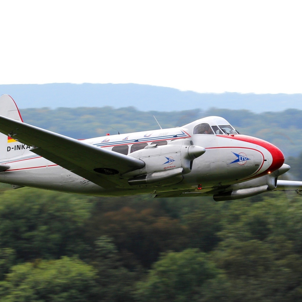 Легкий самолет над джунглями