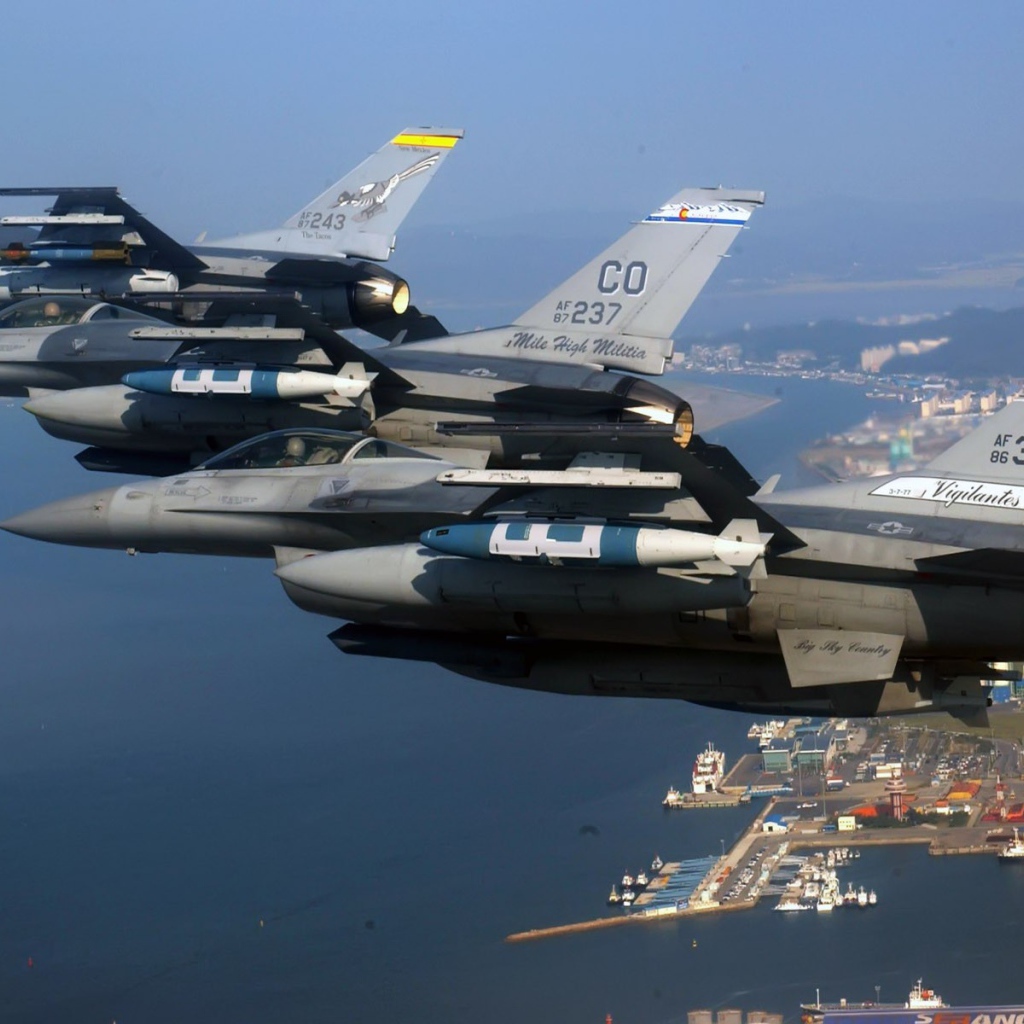 Звено F-15 Eagle выполняет синхронный поворот