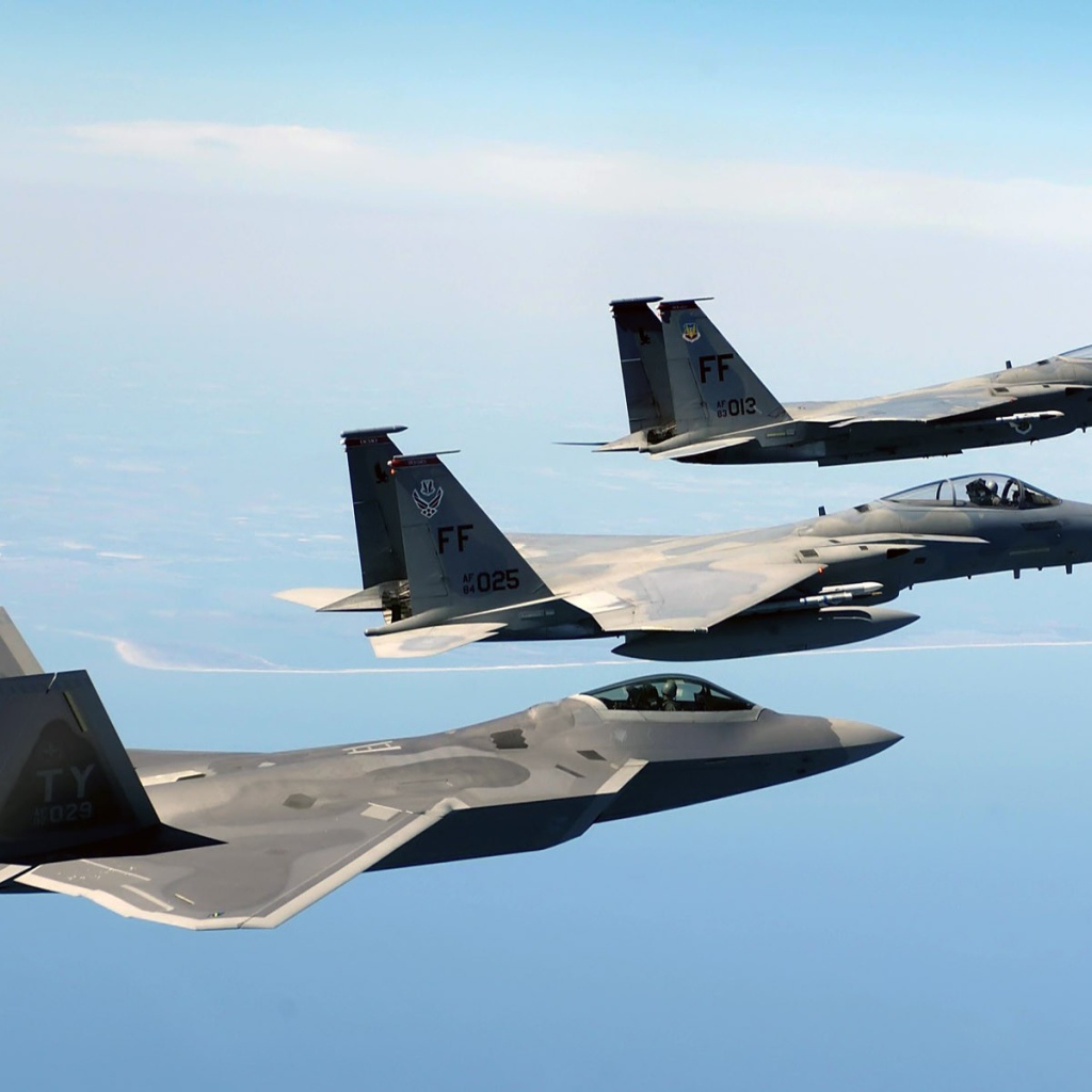 Звено самолетов F-22 Raptor и F-15 Eagle