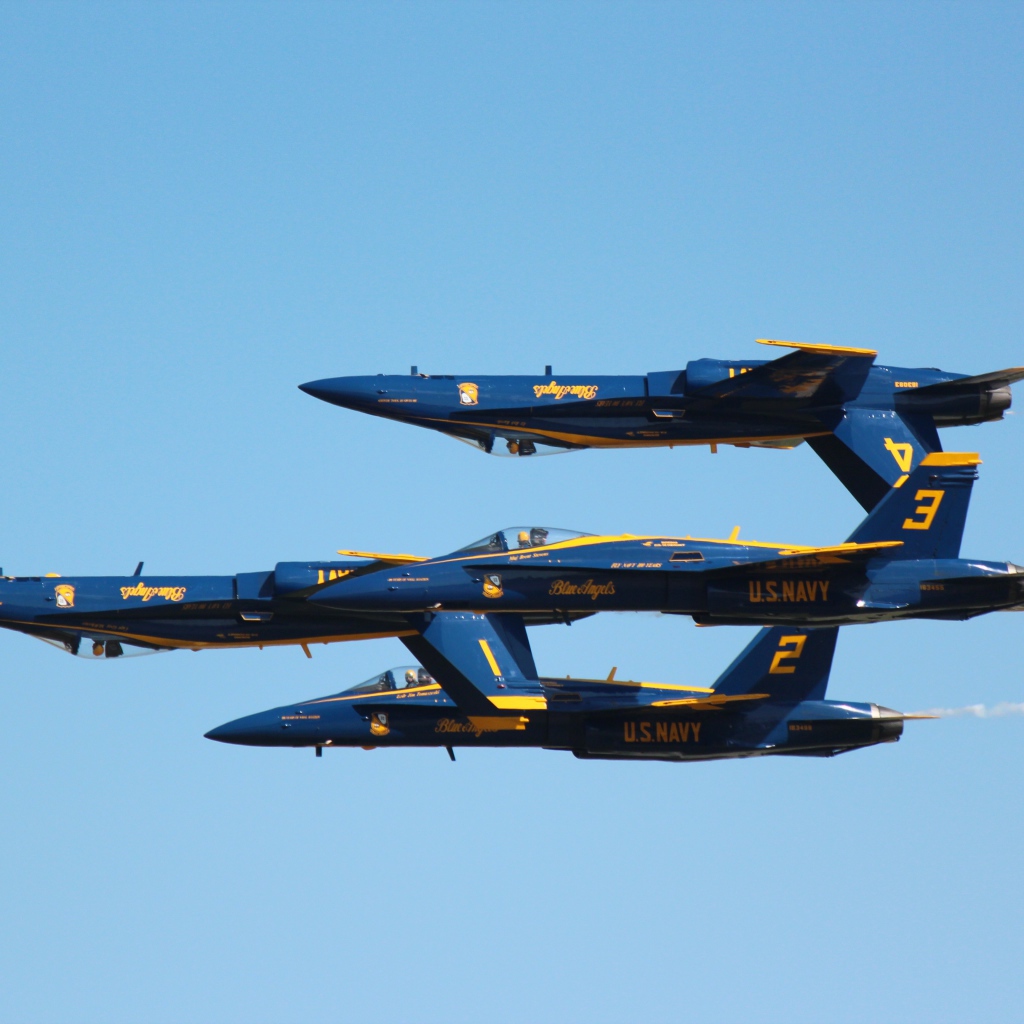 Звено самолетов F-18 Hornet выполняет трюки в небе