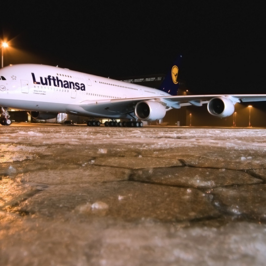 Самолет Люфтганза стоит в аэропорту