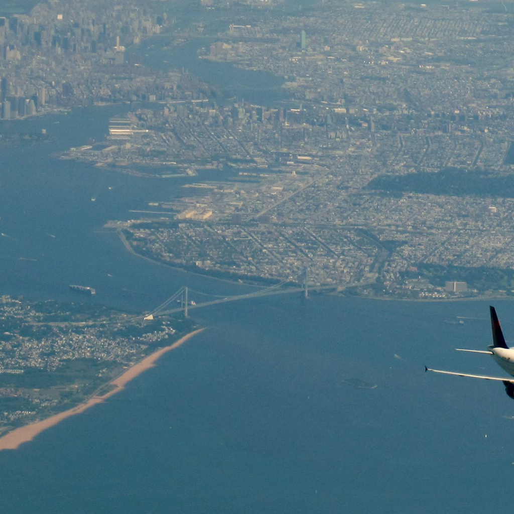 Мегаполис под крыльями пассажирского самолета