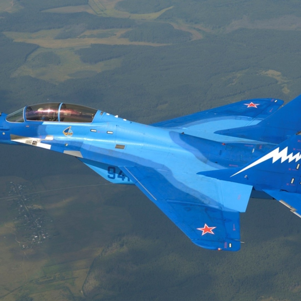 Истребитель МиГ-29К голубого цвета