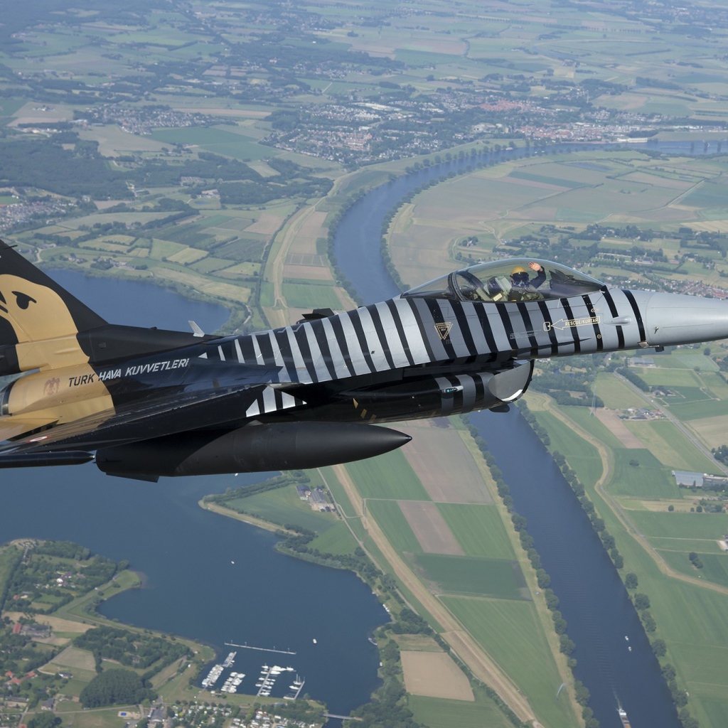 Военный самолет F-16 в небе Турции