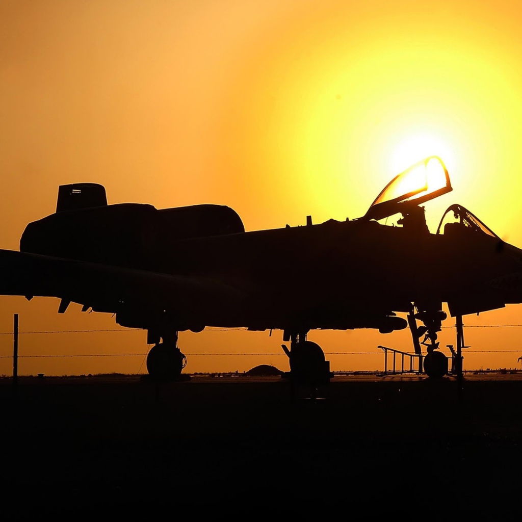 Военный самолет A-10 Thunderbolt II на фоне заката
