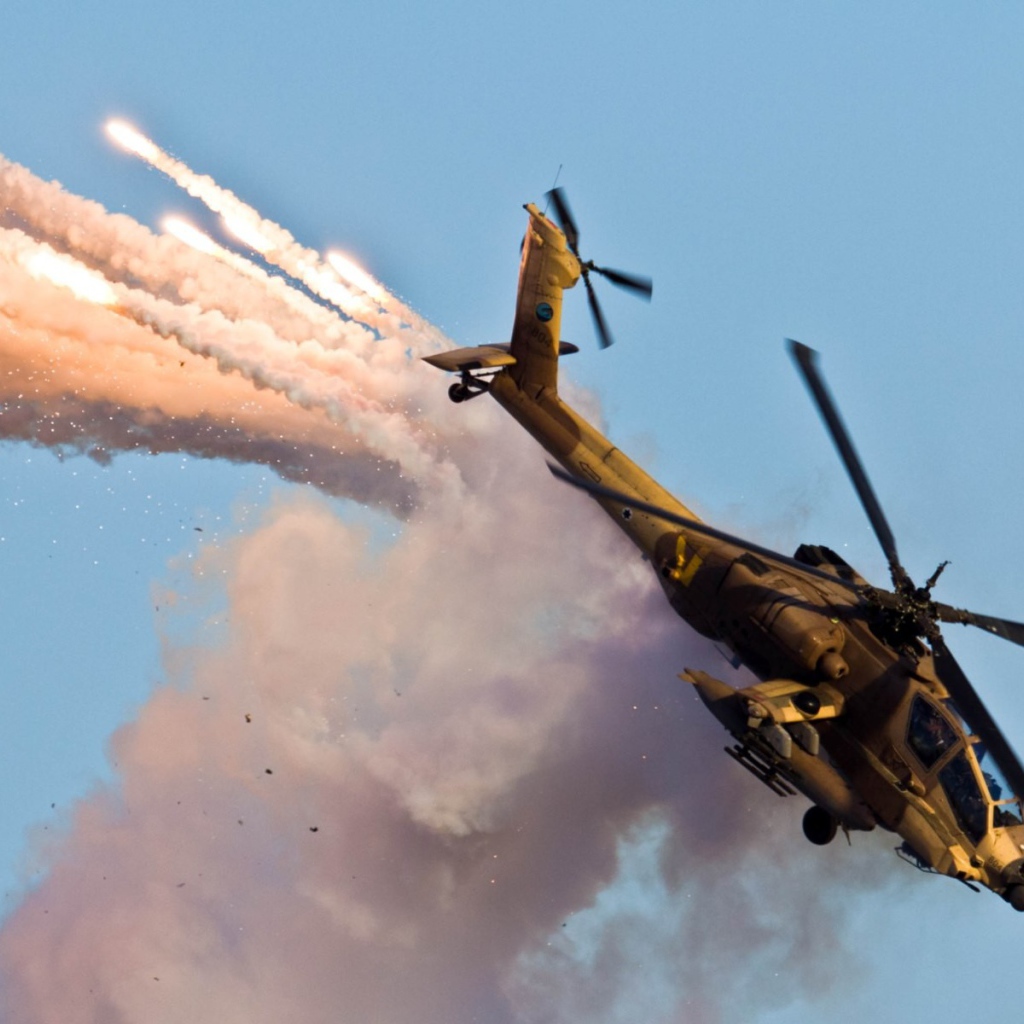 Военный вертолет AH-64 Apache на учениях