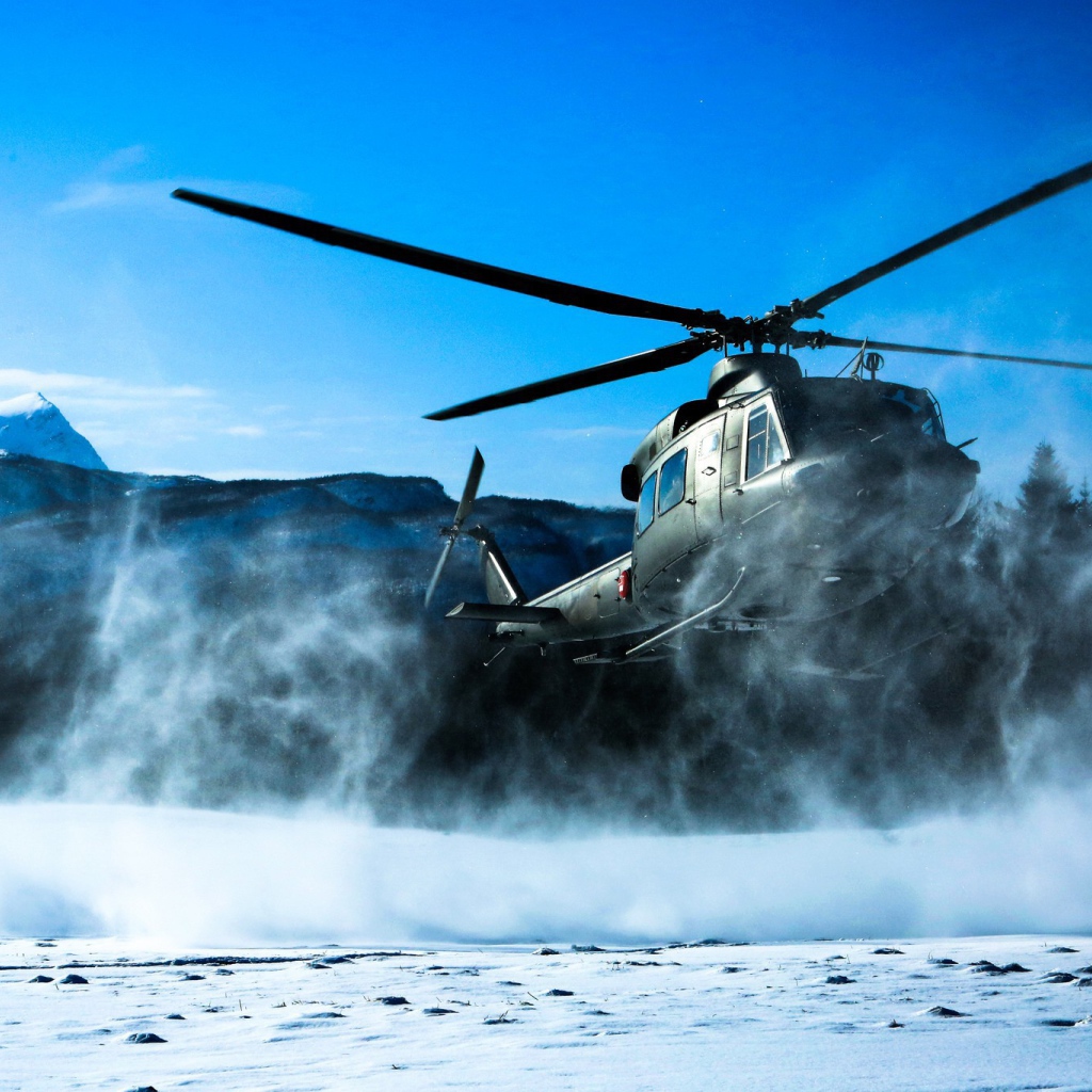 Военный вертолет садится на снег в Норвегии