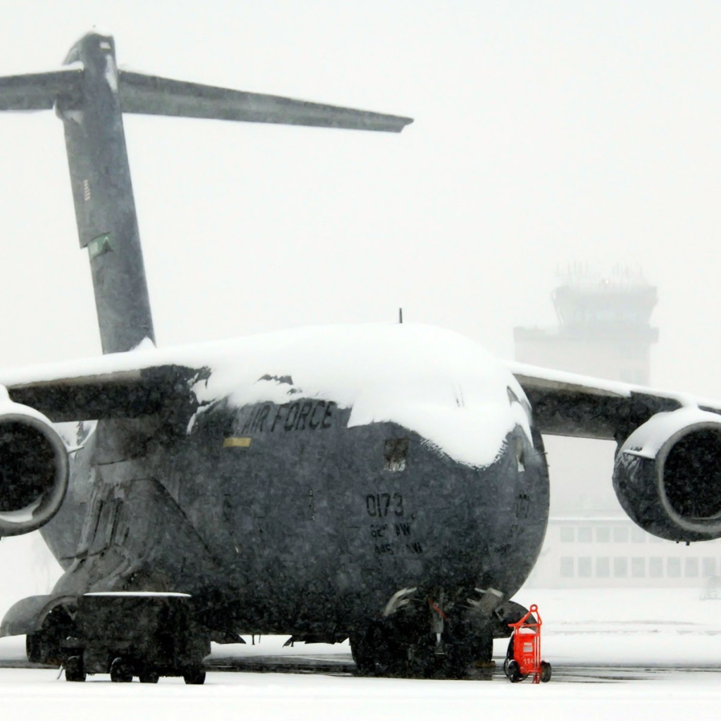 Военно транспортный самолет C-17 Globmaster замело снегом