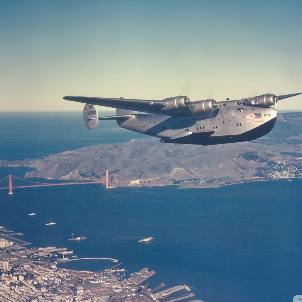 Военно транспортный самолет над Сан-Франциско