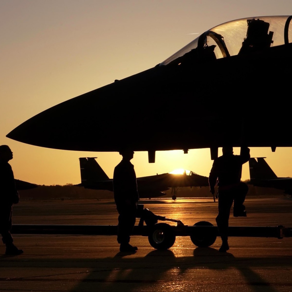 Обслуга самолета F-15 Eagle на базе