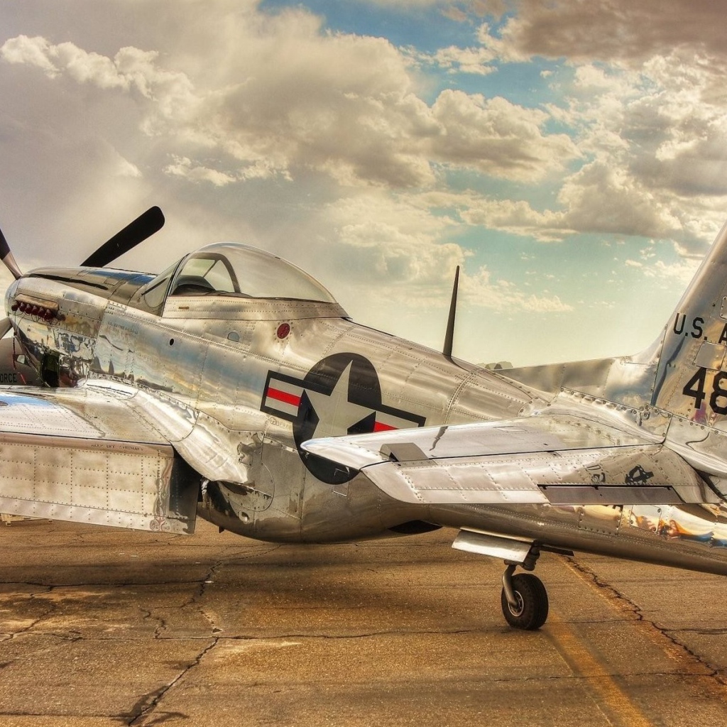 Старый самолет P-51 Mustang американских ВВС