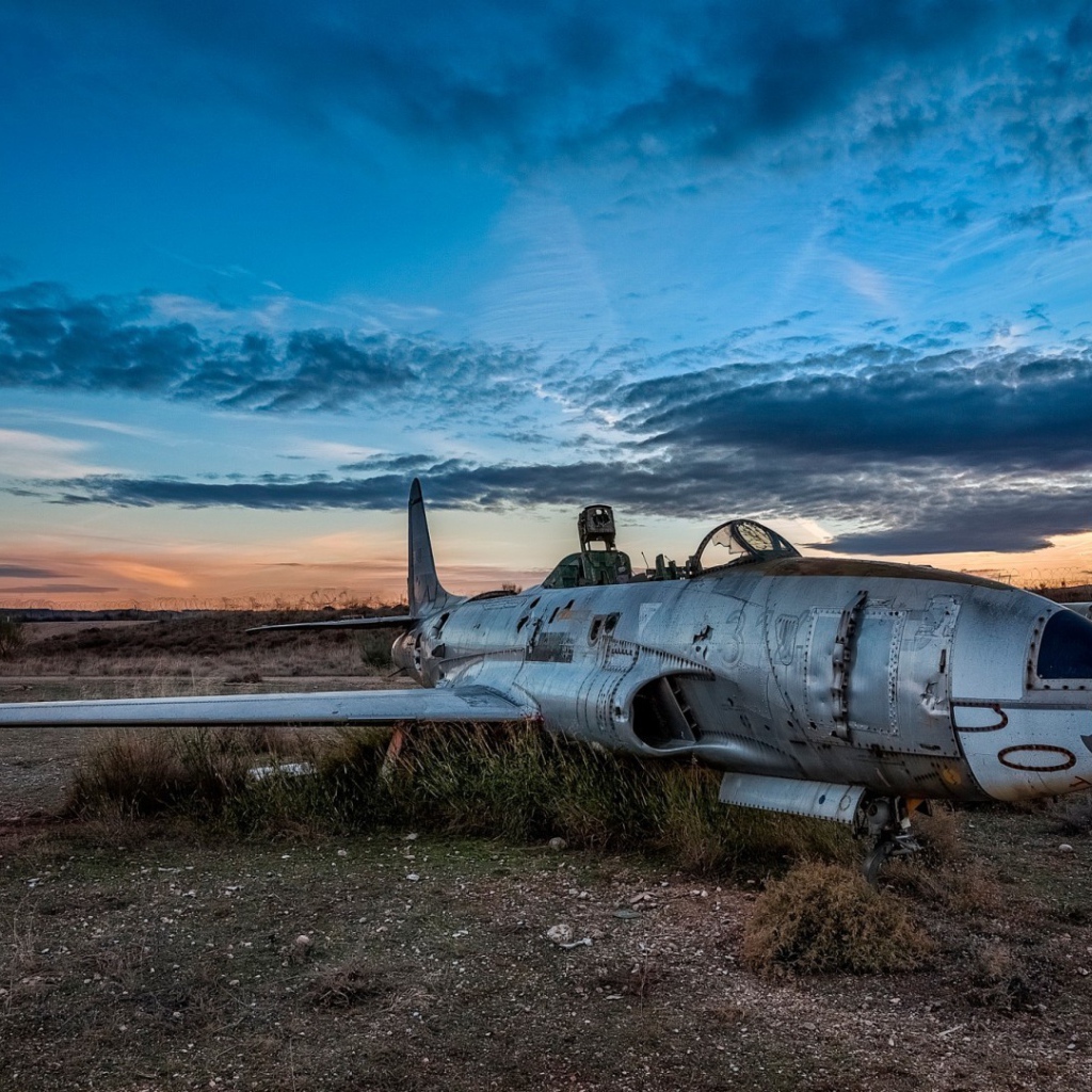 Старый самолет на военном аэродроме