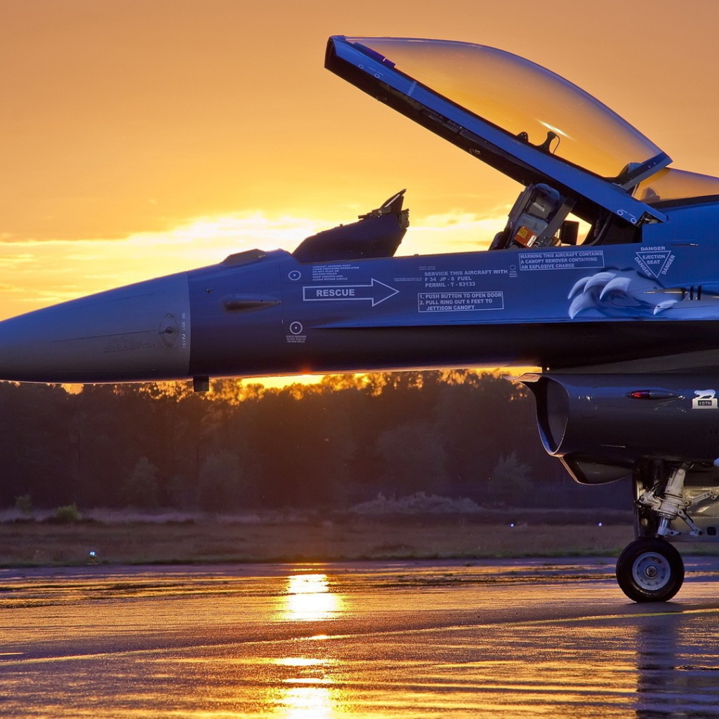 Открытая кабина военного самолета