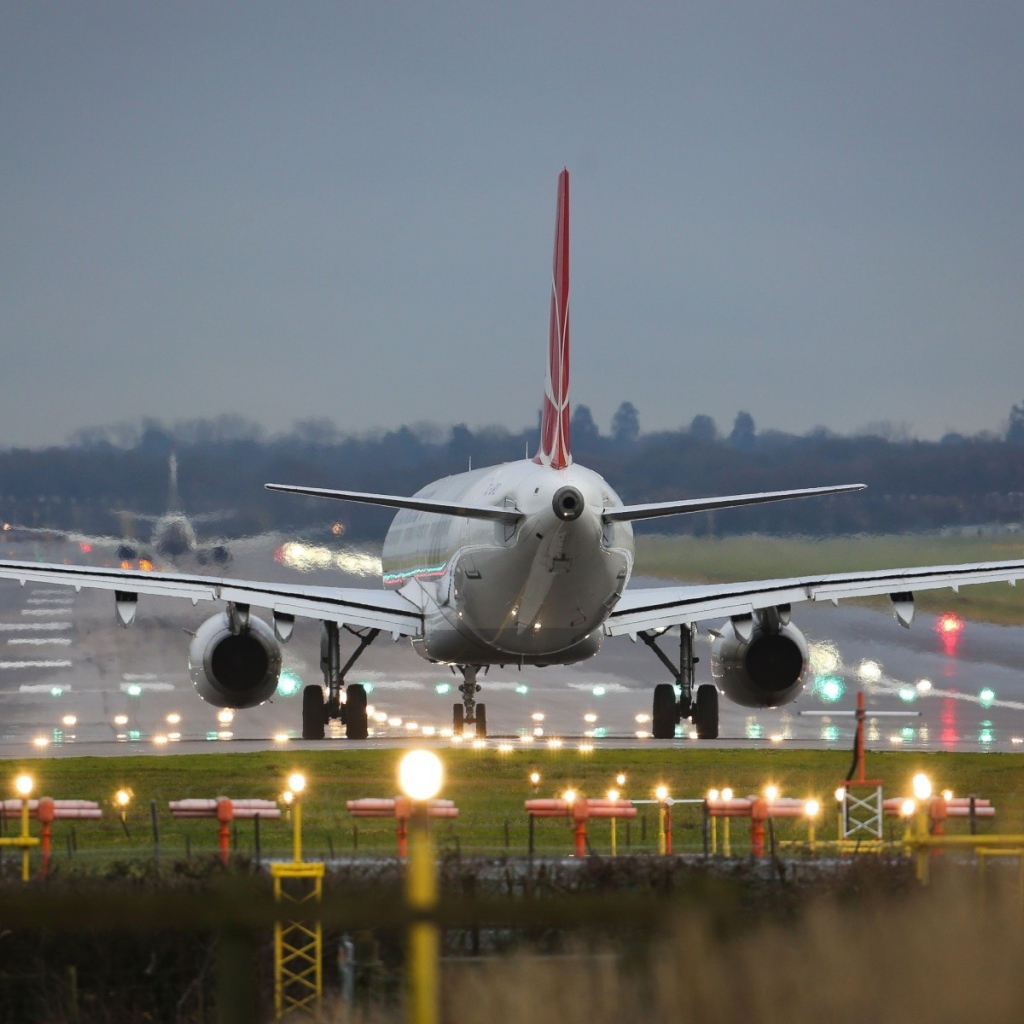 Пассажирский самолет сел в аэропорту
