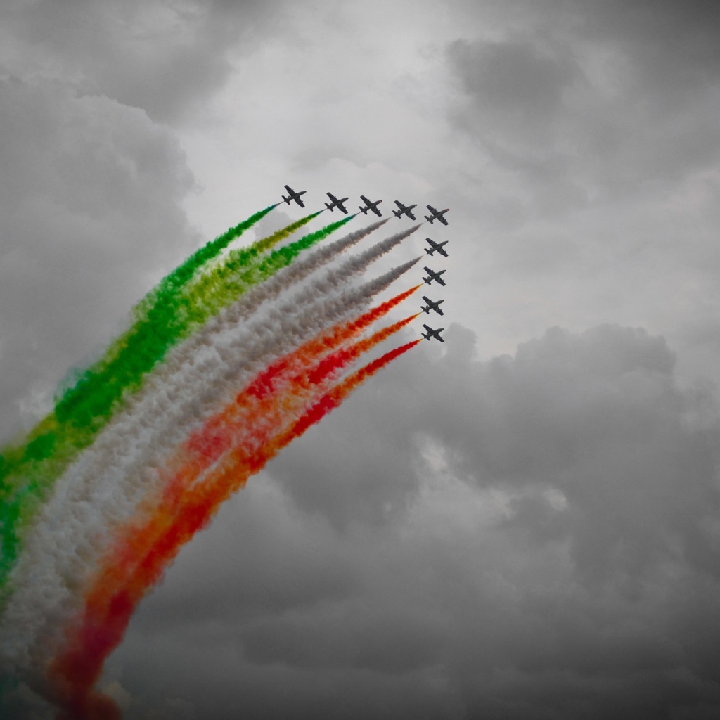 Самолеты оставляют в небе дым трех цветов