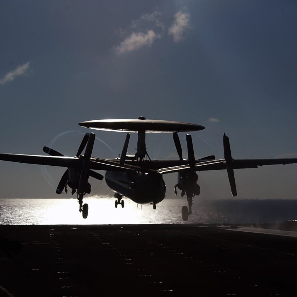 Самолет радиоразведки E-2 Hawkeye на взлете