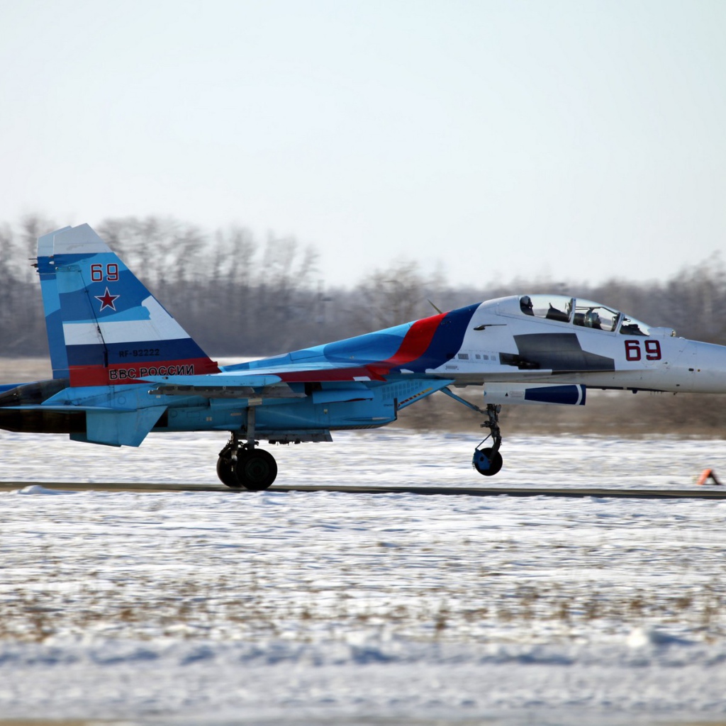 Российский самолет СУ-27 на зимнем аэродроме