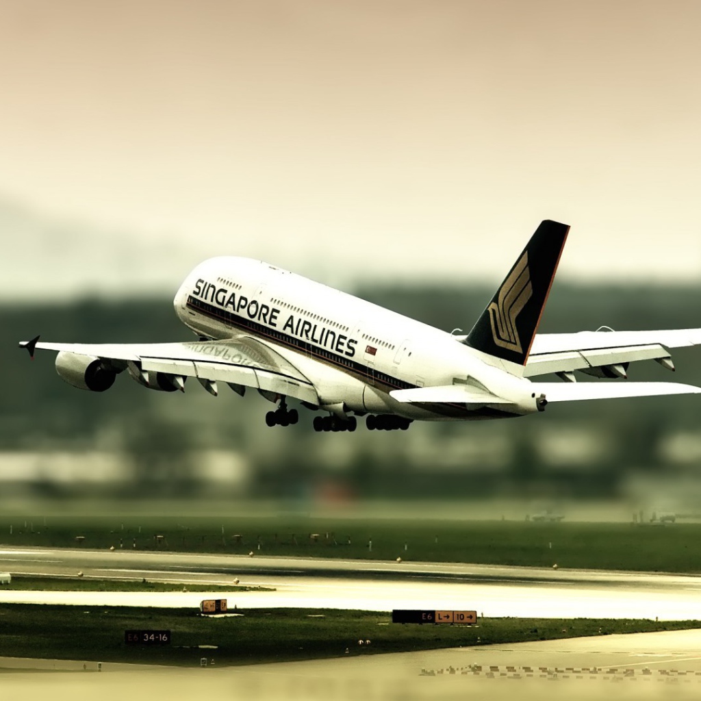 Самолет Сингапурских авиалиний отправляется в рейс