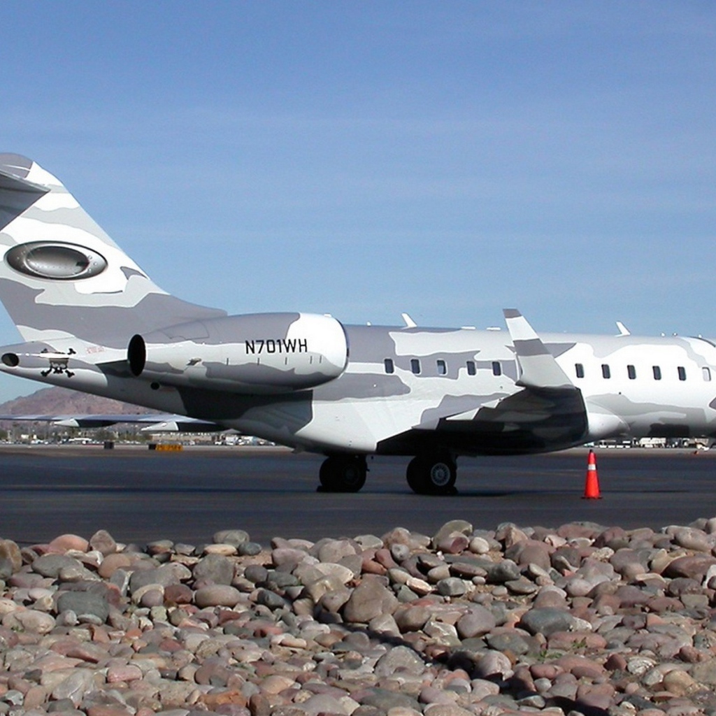 Небольшой самолет в камуфлированной окраске