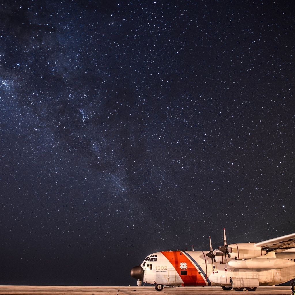 Небольшой самолет на фоне Млечного пути
