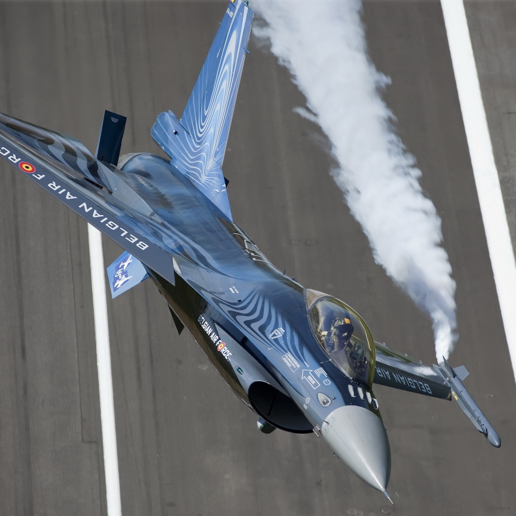 Дымящийся самолет над землей