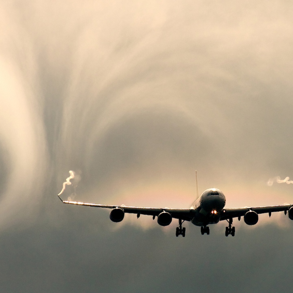 Завихрения дыма позади самолета