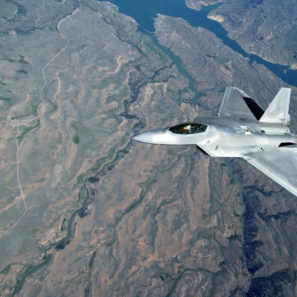 Самолет F-22 Raptor над поверхностью земли