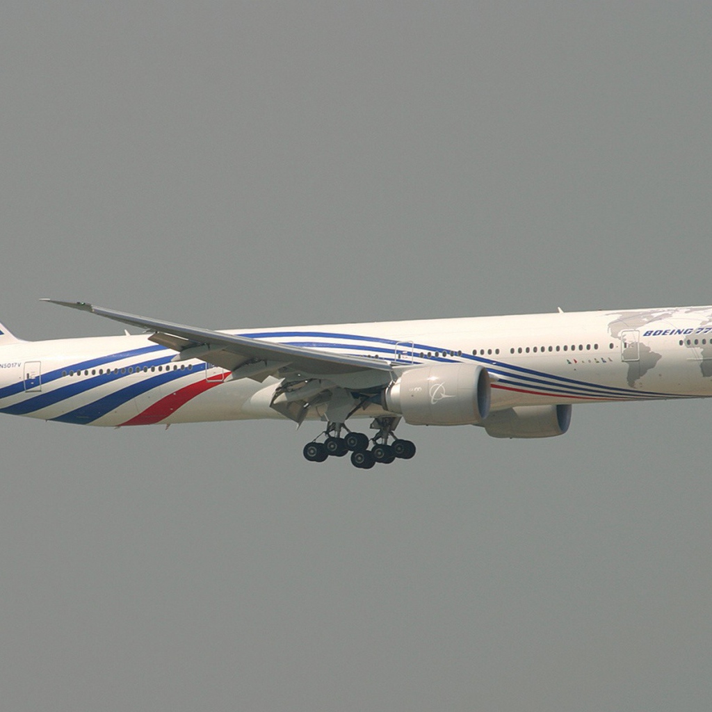 Самолет с номером 777