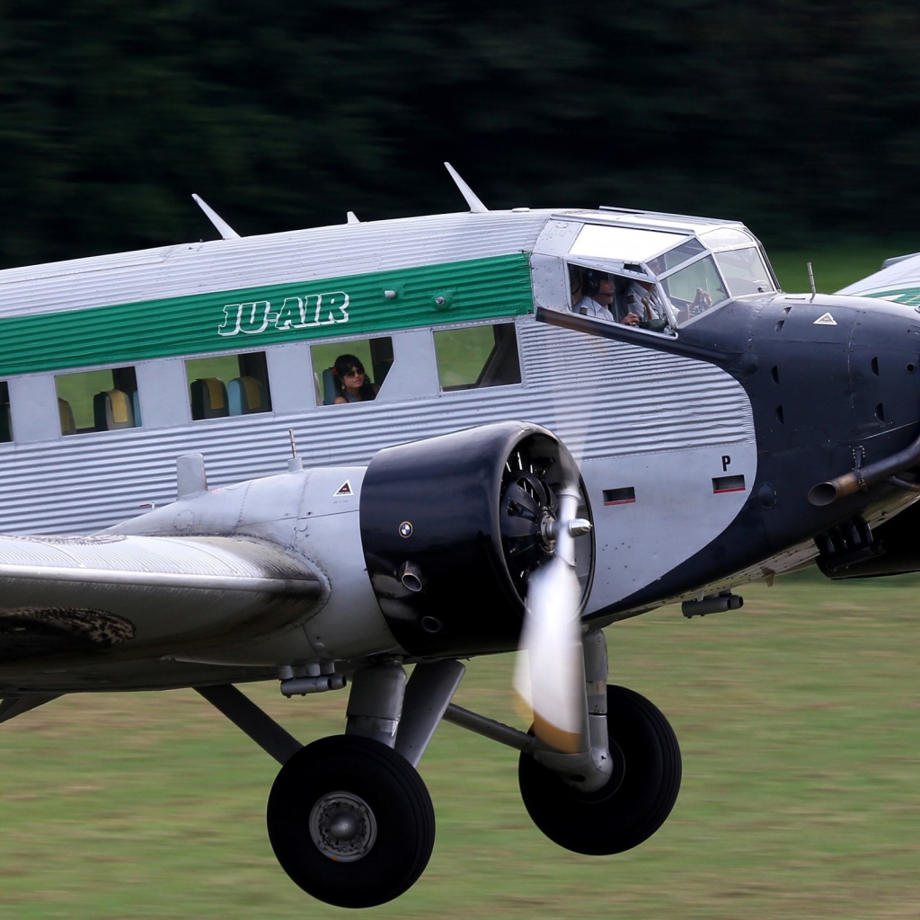 Старинный пассажирский самолет Junkers Ju 52-3m