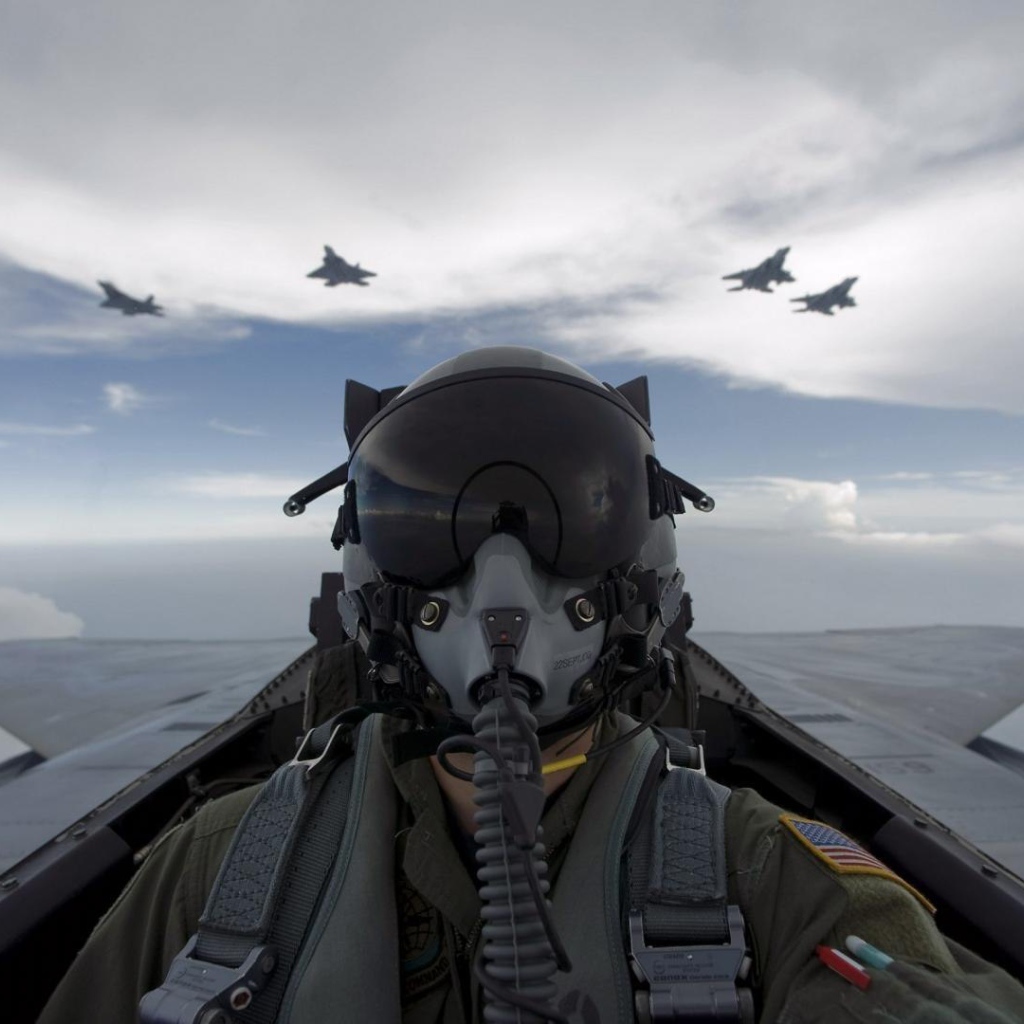 Пилот военного самолета