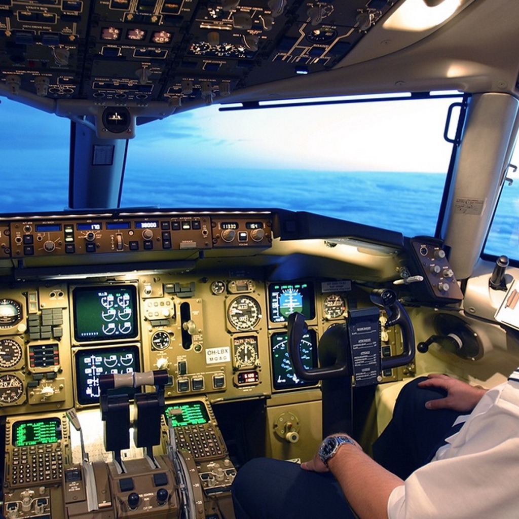 Пилот самолета над облаками