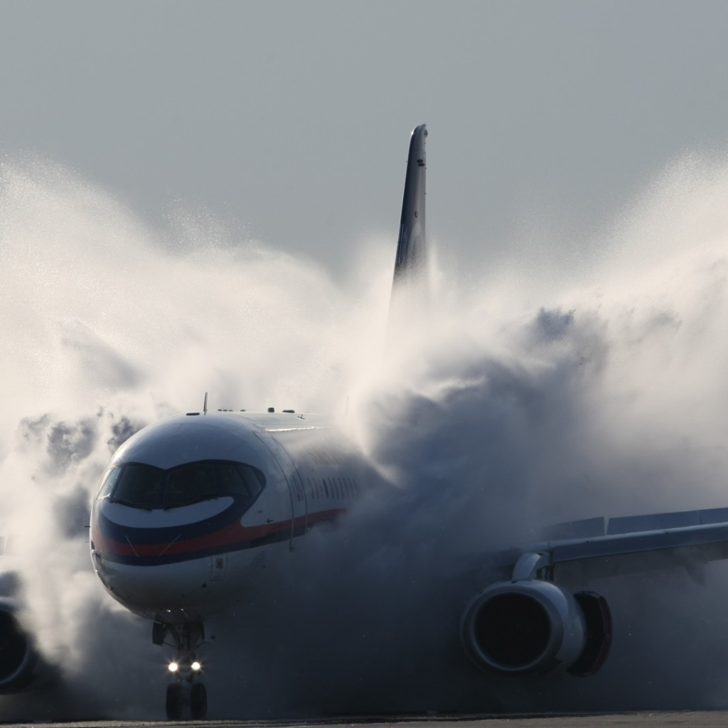 Самолет пролетает облако