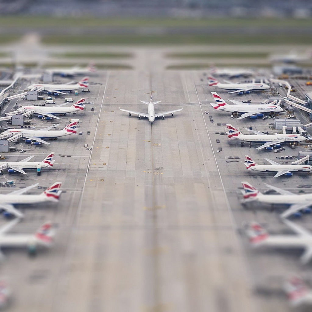 Самолет выруливает на полосу