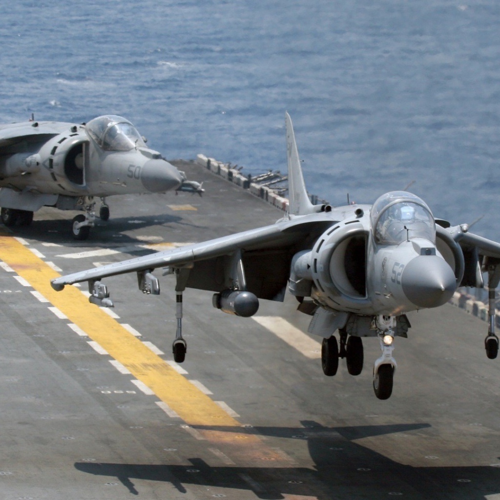 Два истребителя готовятся к старту с авианосца