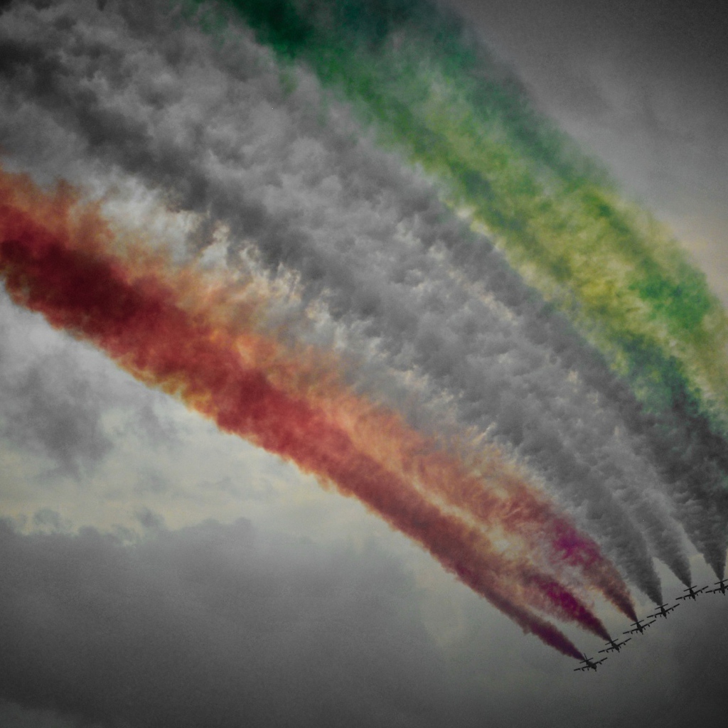 Густой красочный дым от самолетов