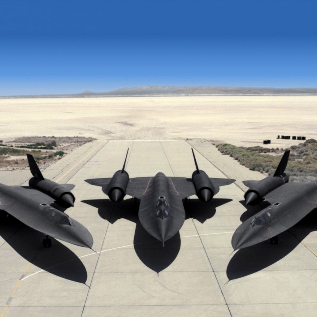 Три военных самолета Lockheed SR-71 Blackbird