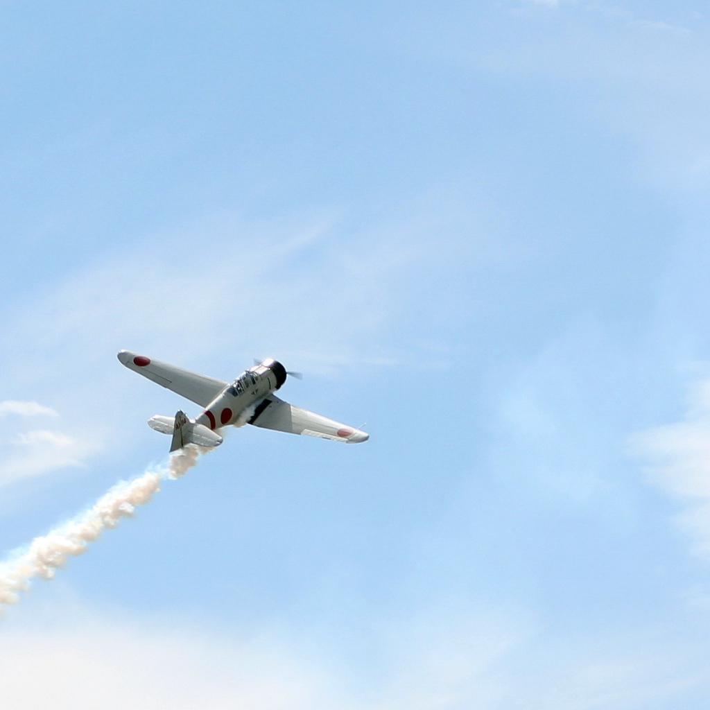 Учебный самолет в небе