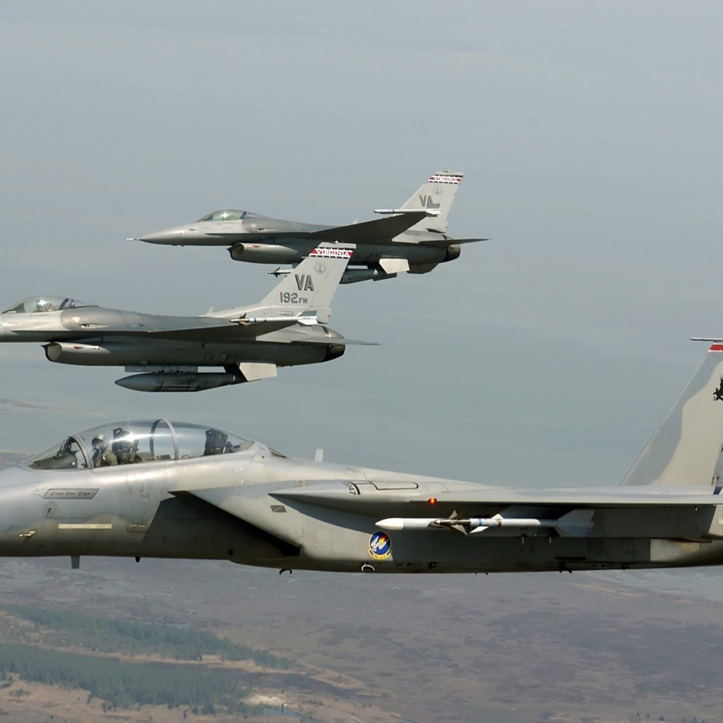 Отряд самолетов F-16 и F-15 Eagle