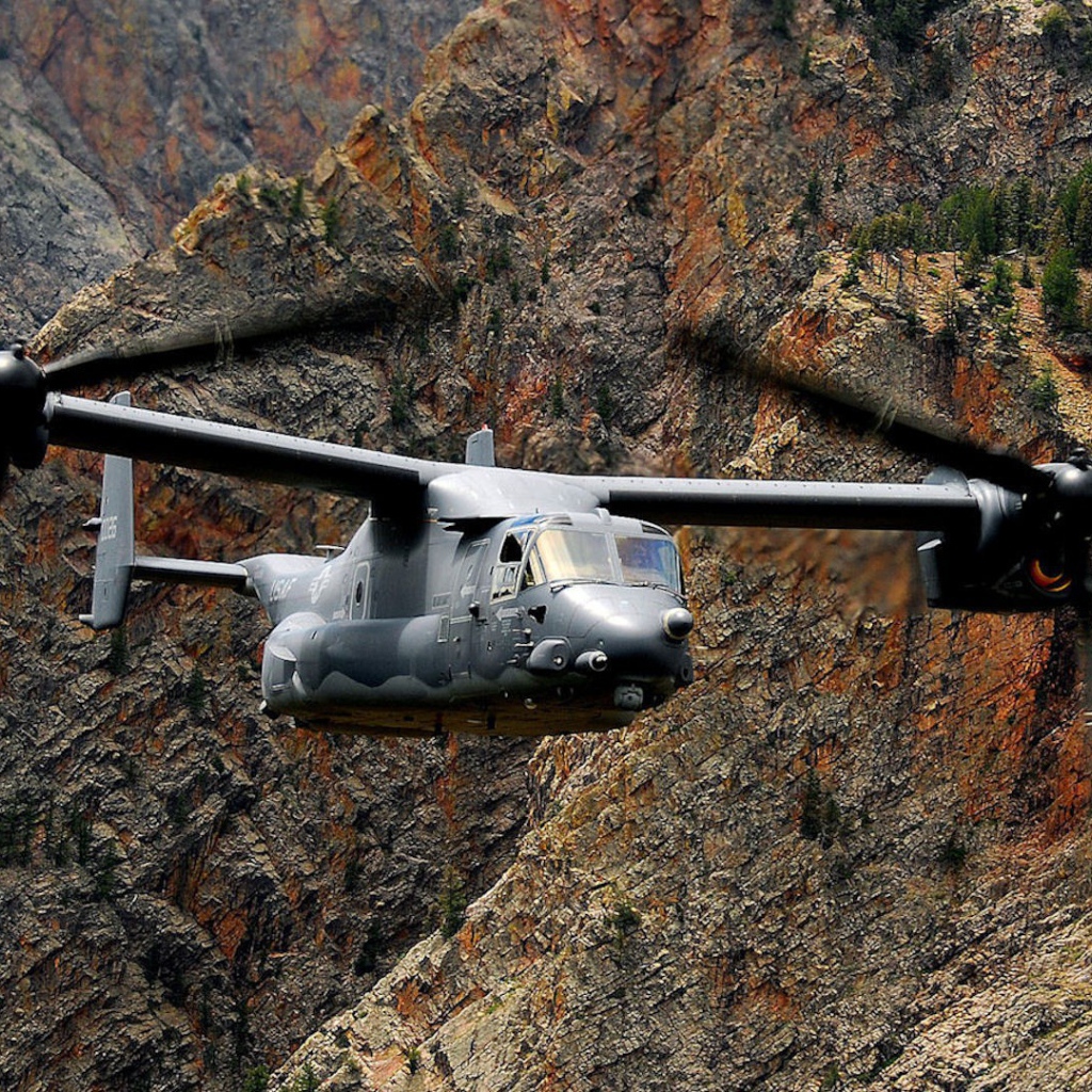 Двухвинтовой вертолет на фоне скал