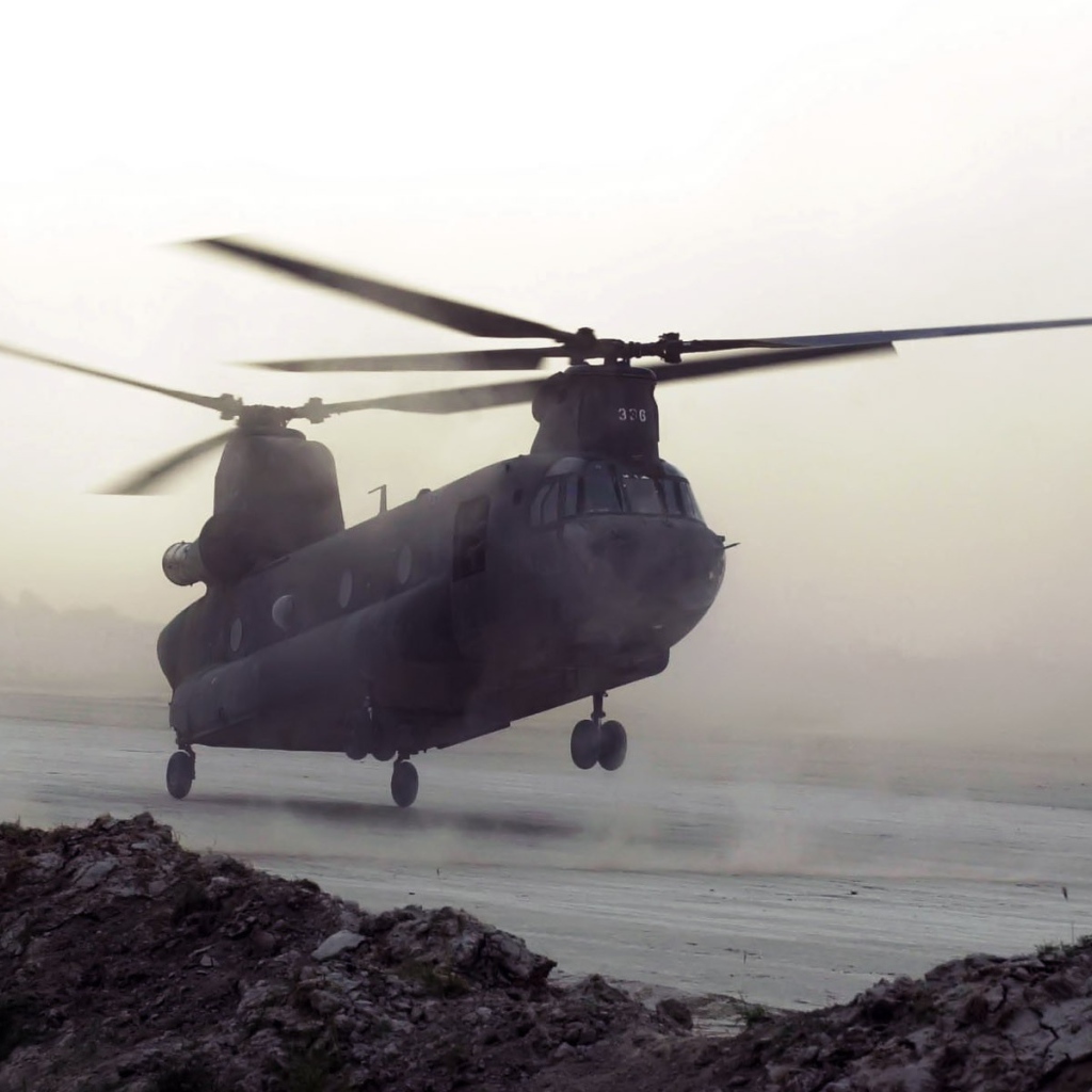 Двухвинтовой вертолет сел на площадку