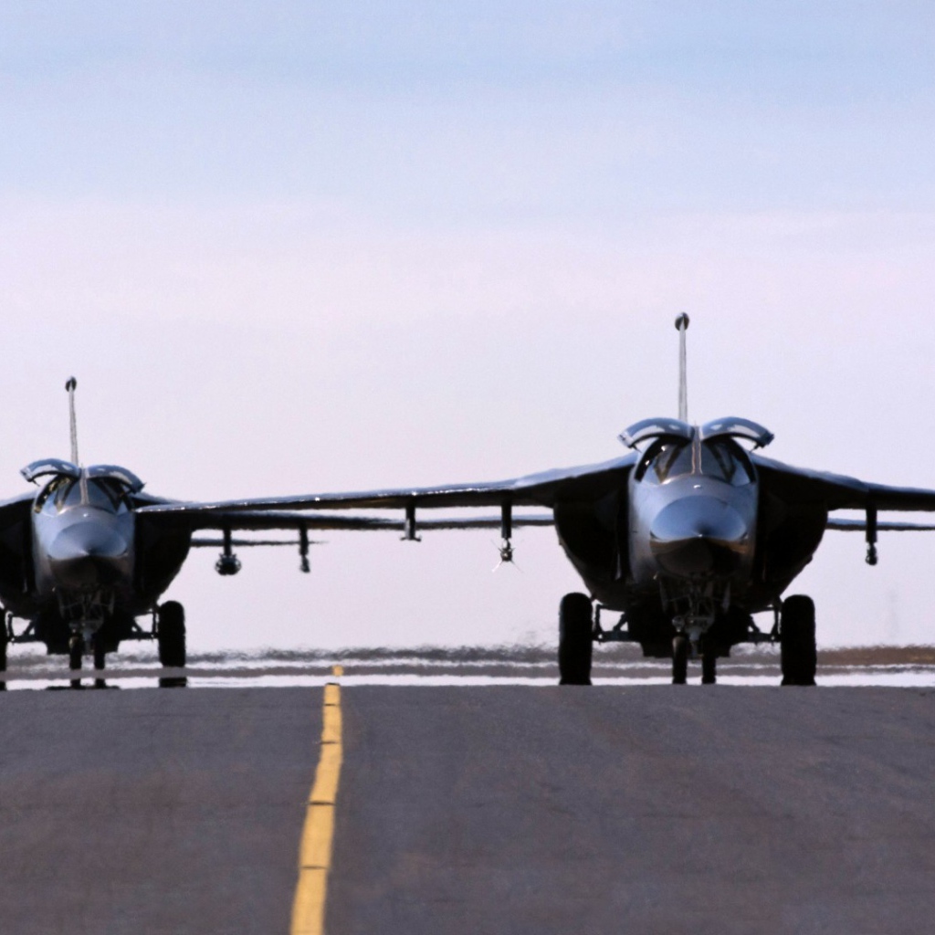 Два военных самолета готовятся к взлету