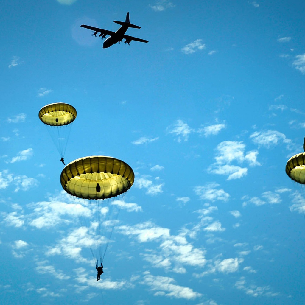 Десантники США прыгают с самолета