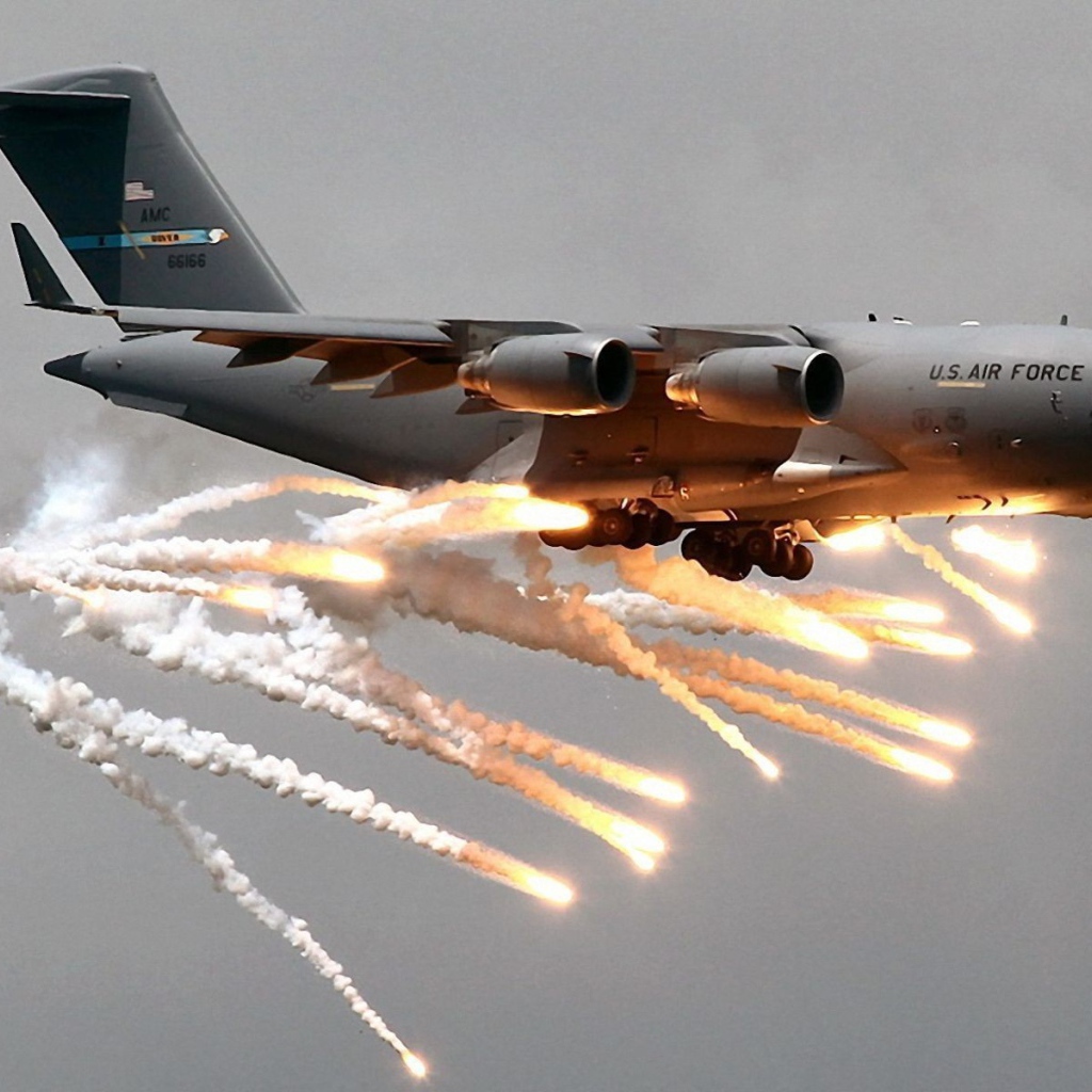 Американский военный самолет произвел бомбометание