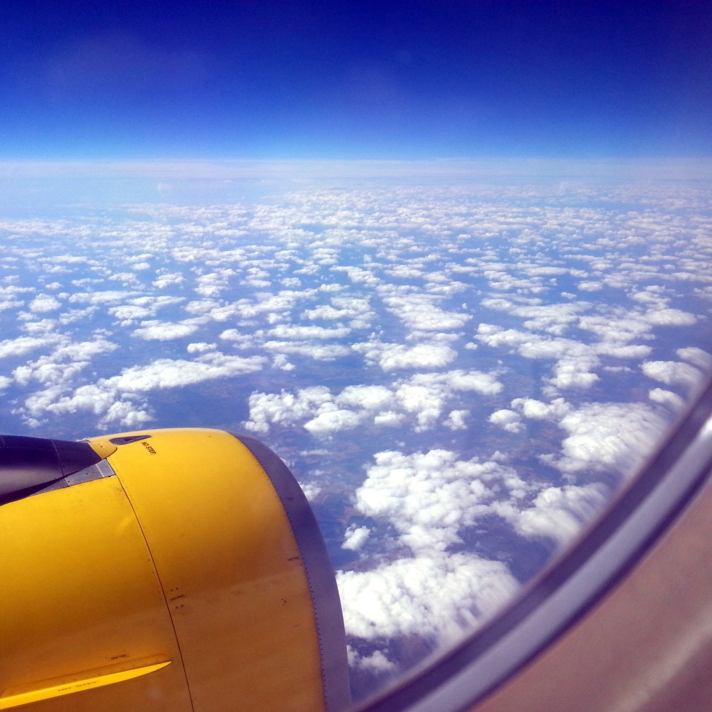 Вид из окна желтого самолета