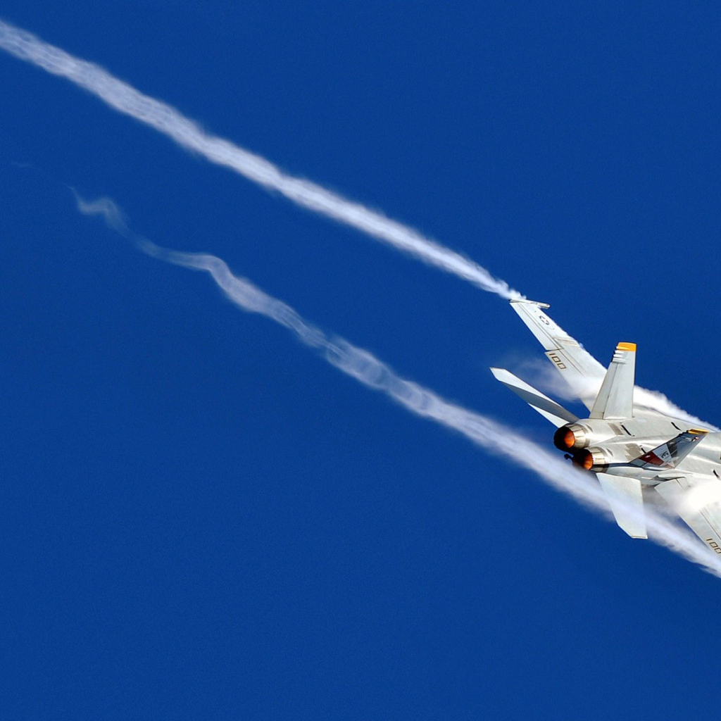 Белый истребитель оставляет за собой след из дыма