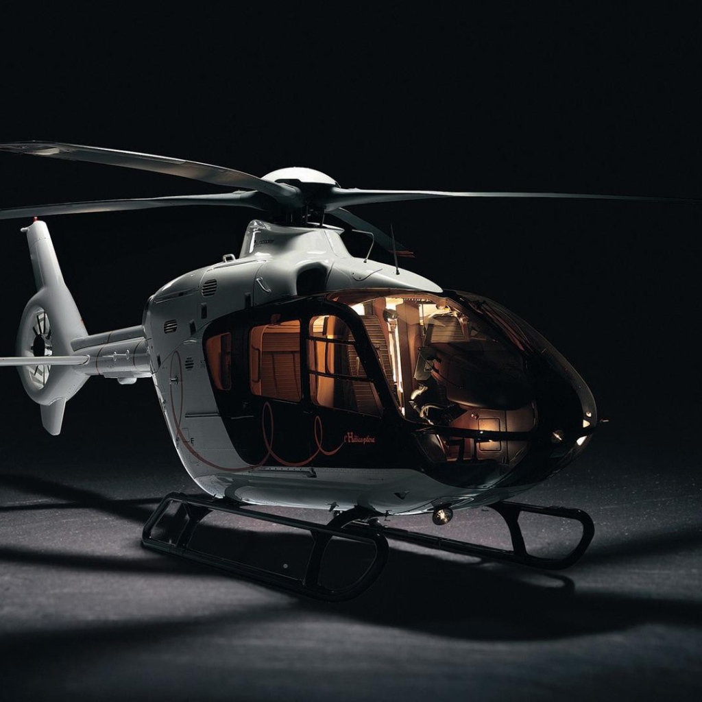 Белый частный вертолет