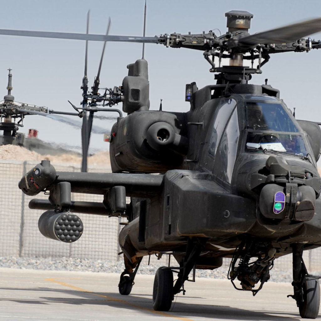 Военный вертолет AH-64 на стоянке