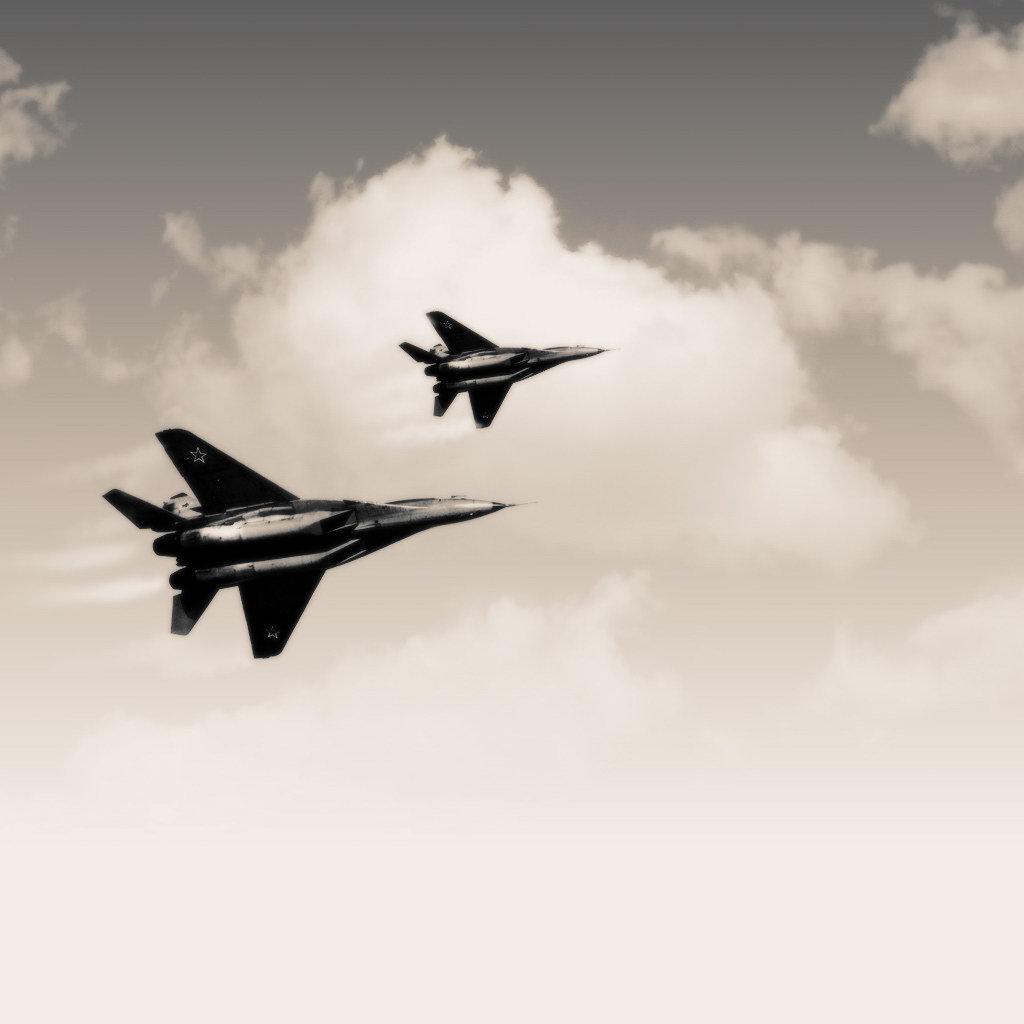 Два самолета в облаках