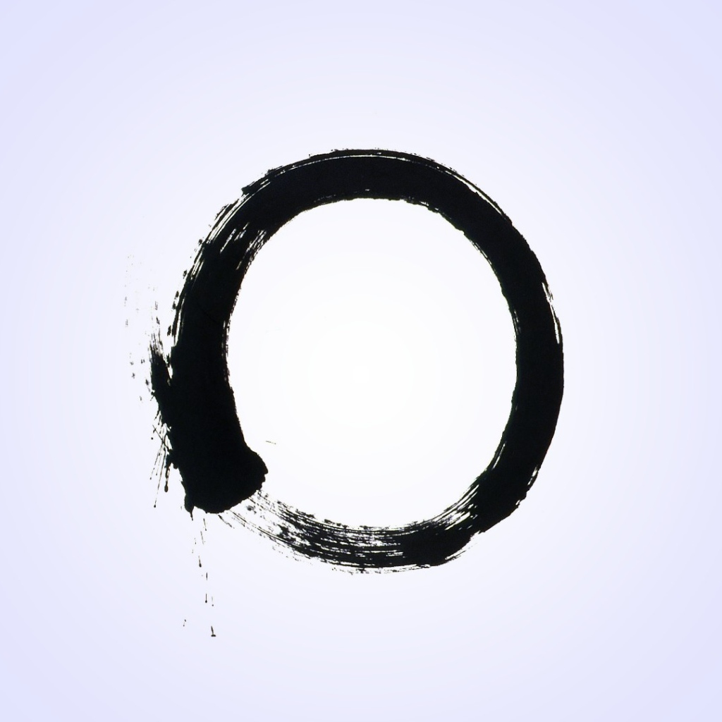 Черный круг на белом фоне