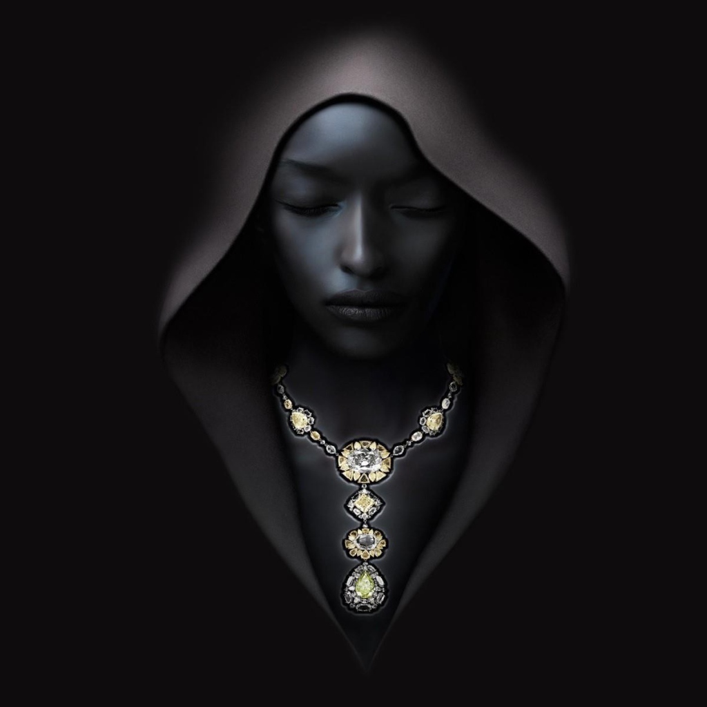 Девушка в капюшоне на черном фоне